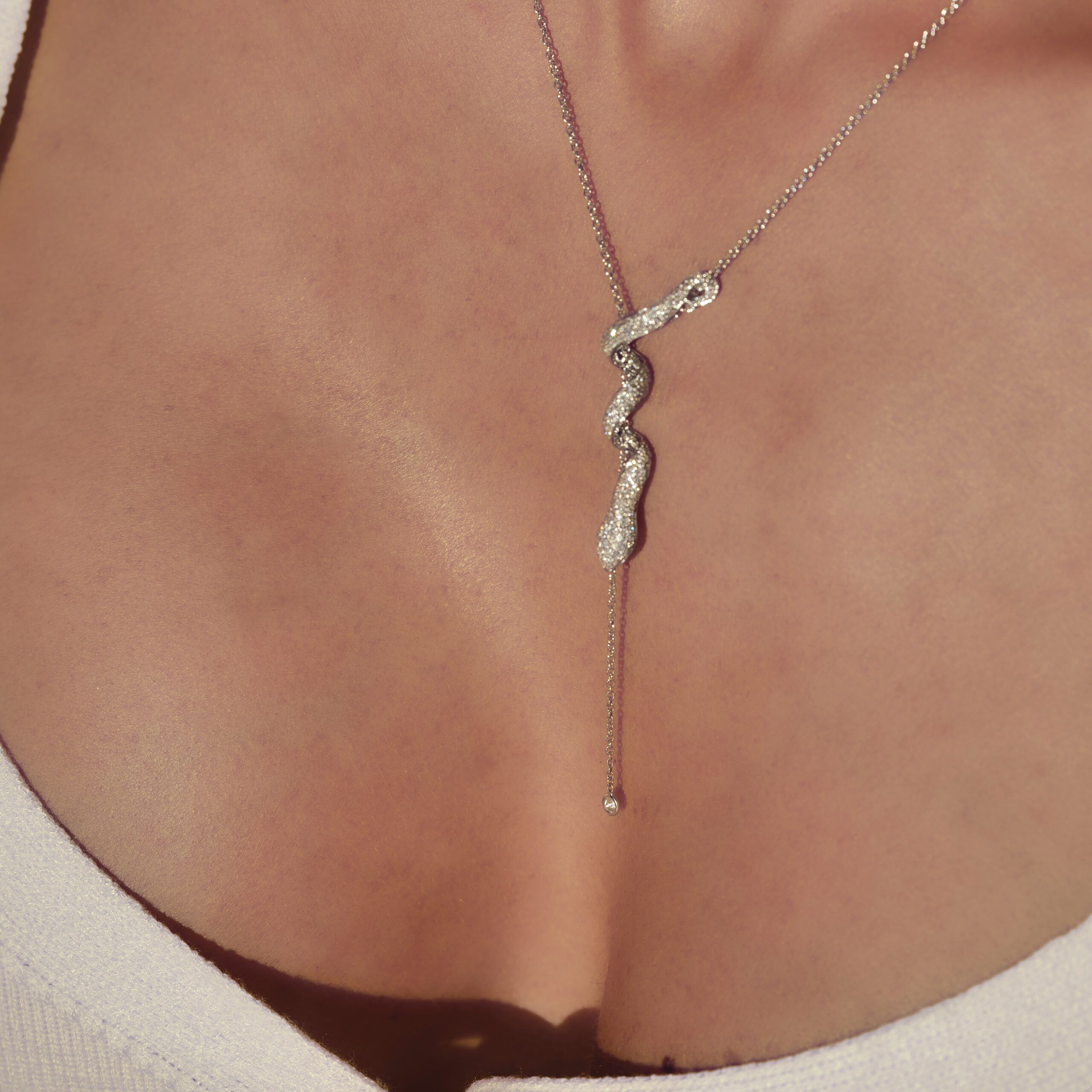 collier serpent or blanc - dangerous kiss – Image 2