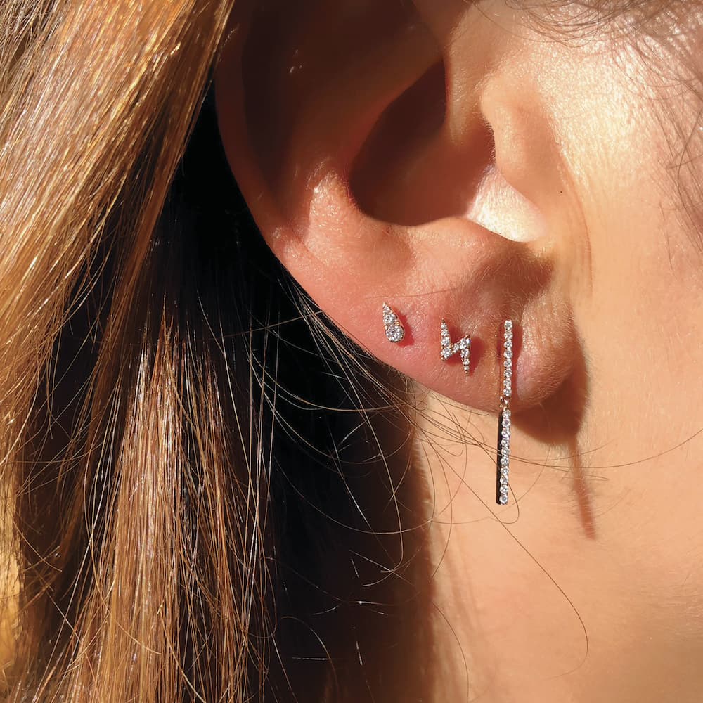 boucle oreille mini line or blanc portee 1